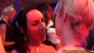 Посетительницы клуба трахаются на жаркой секс вечеринке