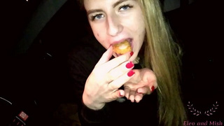 Русская блонда поедает наггетсы в сперме после минета для друга у McDonalds