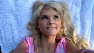 Блондинка снимает порно на видео