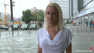 Порно унижение на улице симпатичной блондинки
