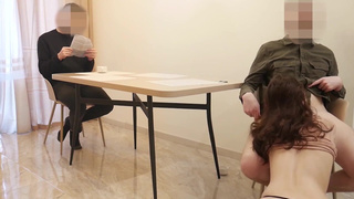 Русская жена трахается с другом за столом, пока муж увлечено читает газету