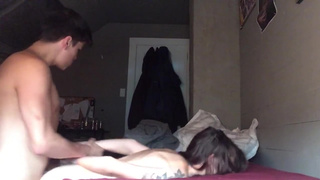 Девушка с татуировкой на плече готова для съемки домашнего порно