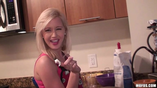 Секс на кухне с очаровательной блондинкой после вечеринки