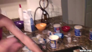Секс на кухне с очаровательной блондинкой после вечеринки