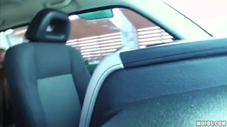Белая крошка решила отдаться другу в автомобиле