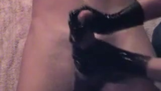 Женушка в черных перчатках из латекса мужу подрочила пенис.