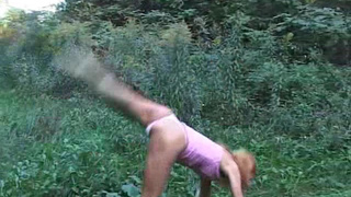Русские гимнастки лесбиянки проводят тренировку на природе