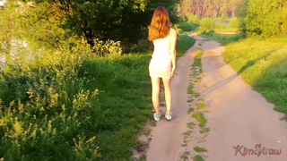Арина делает минет на природе во время прогулки