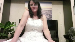 Невеста в свадебном платье мастурбирует киску большим огурцом