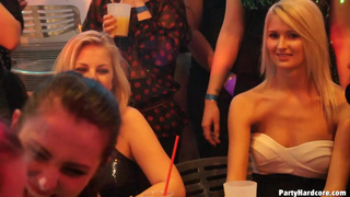 Девушки сосут у стриптизеров на вечеринке в ночном клубе