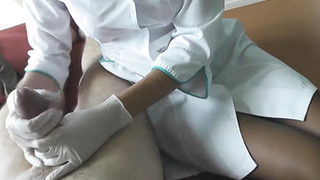 Медсестра на высоких каблуках мастурбирует пациенту хуек от первого лица